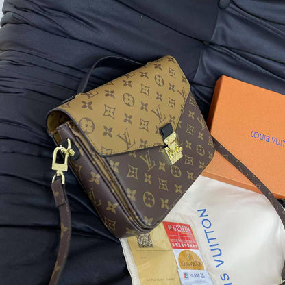 LV

25*19*8 cm

With box
95 dhs🇦🇪🇦🇪
Zain17
♥️♥️♥️