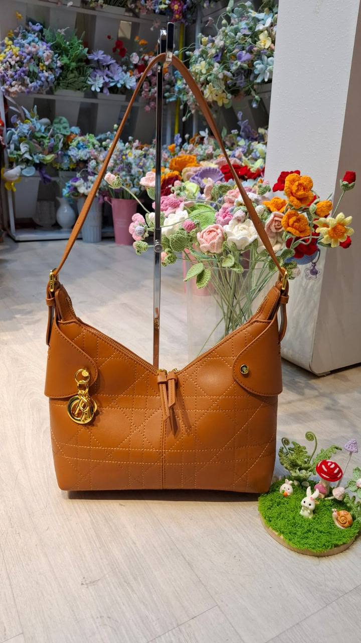 DIOR
27cm
100 dhs✅

Zain44
♥️♥️♥️