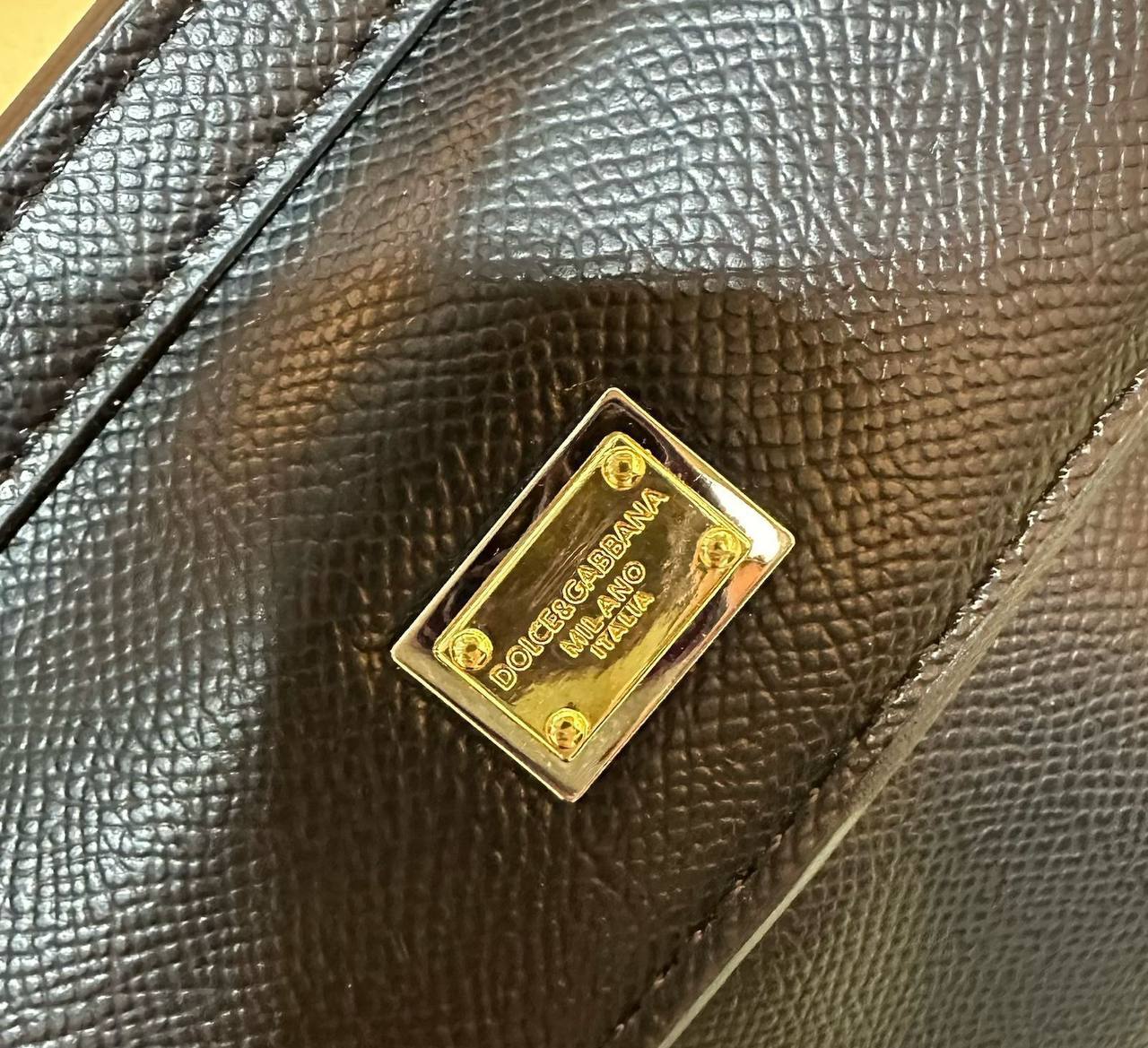 D&G

new came 

good quality 

with box 
🎁🎁🎁

90 dhs🪙🖤

Zain39
♥️♥️♥️
