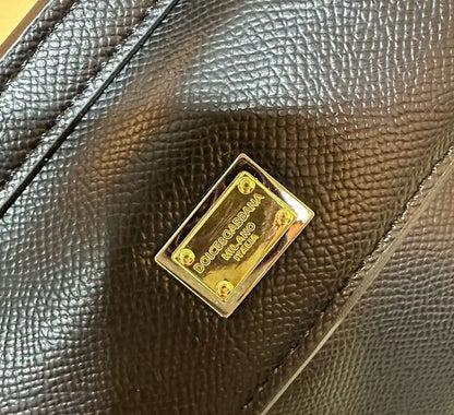 D&G

new came 

good quality 

with box 
🎁🎁🎁

90 dhs🪙🖤

Zain39
♥️♥️♥️