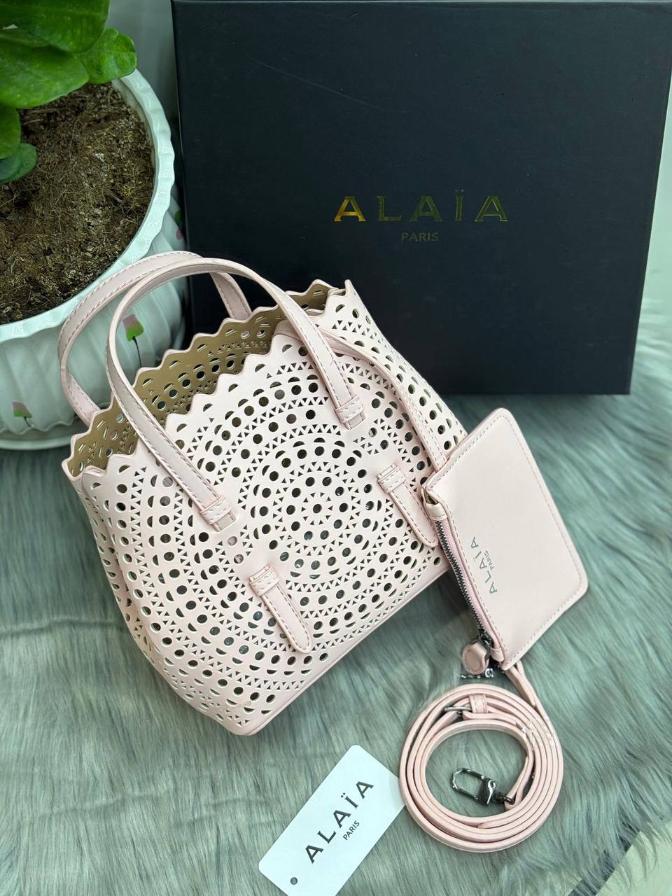 ALAIA
SIZE  ………20CM 🥰
90 dhs🪙🌨️

with Box
🎁🎁🎁

Zain244
♥️♥️♥️