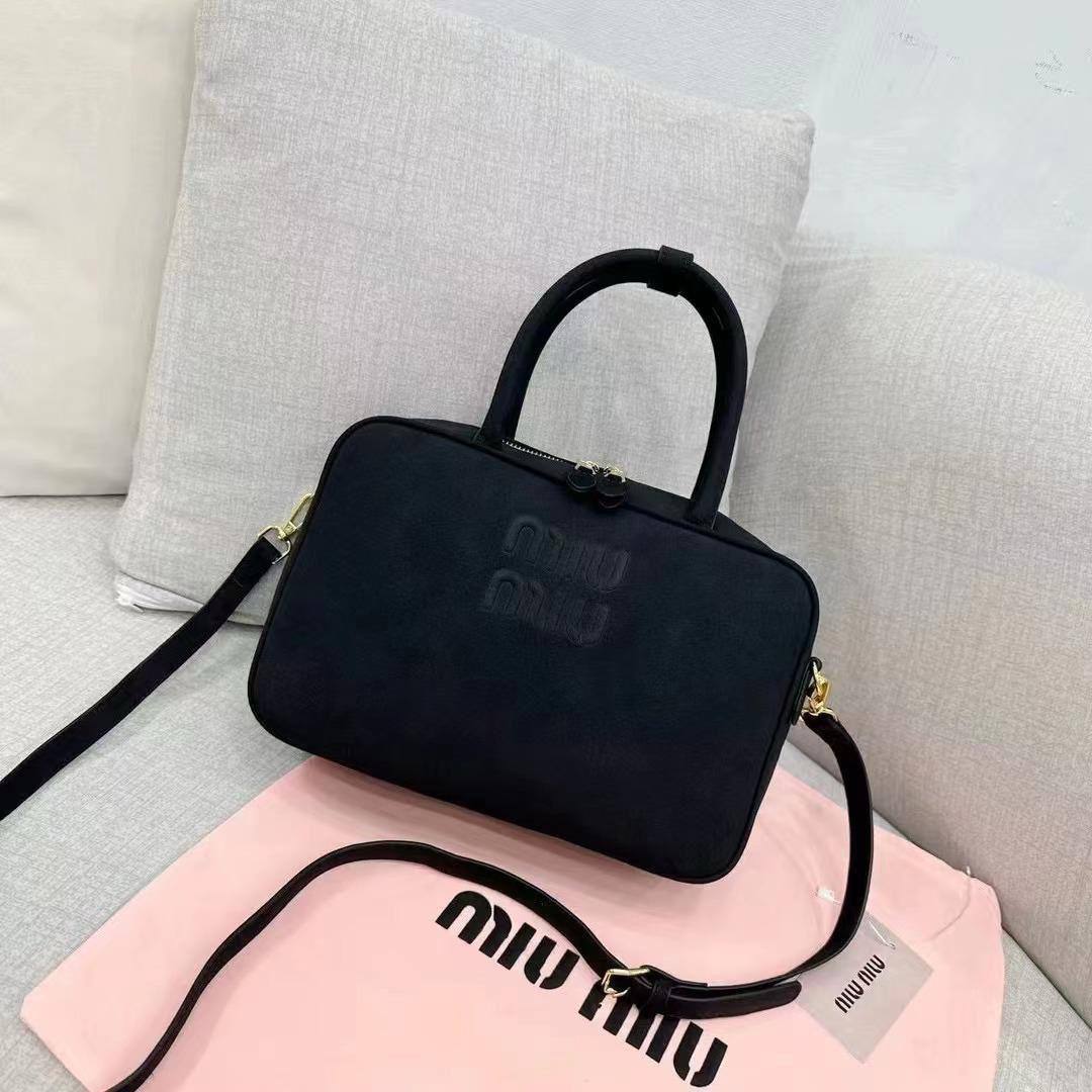 Miu Miu
90 dhs❤️
Good Quality

Zain90
♥️♥️♥️