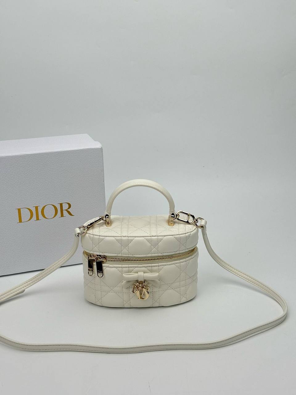 Dior  
Master🌺
Size:17cm  
250 dhs✅

Zain114
♥️♥️♥️