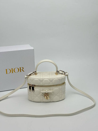 Dior  
Master🌺
Size:17cm  
250 dhs✅

Zain114
♥️♥️♥️