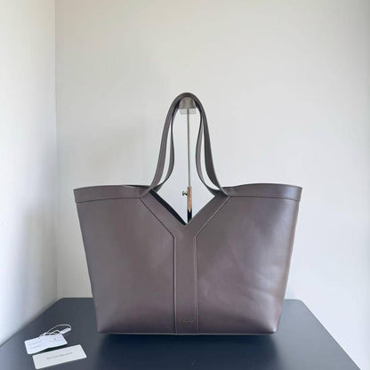 Ysl 
34cmx29cmx17cm 
110 dhs✅

Zain72
♥️♥️♥️