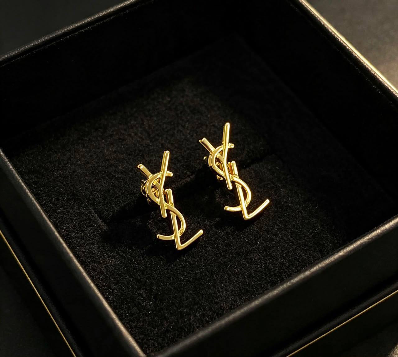 YSL 
Necklace🦋
Earring✨
Bracelet 🍁
Master quality 💯
With normal boxes 🗃️ 
140 dhs🇦🇪🇦🇪

Zain216
♥️♥️♥️