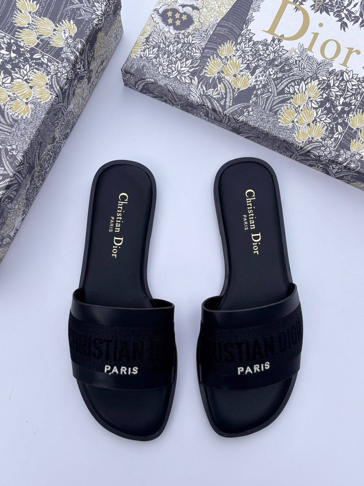 Dior slipper
100 dhs🪙🌨️
Size 36-42

Zain55
♥️♥️♥️