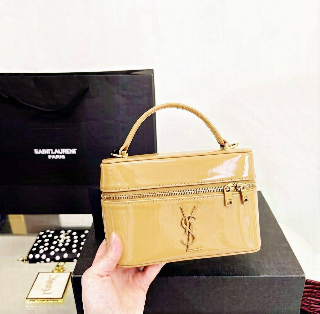 YSL 

GOOD QUALITY 

WITH BOX 
🎁🎁🎁

90 dhs✅

Zain39
♥️♥️♥️