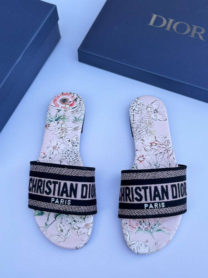 Dior 
100 dhs💓
Size 36-42

Zain30
♥️♥️♥️