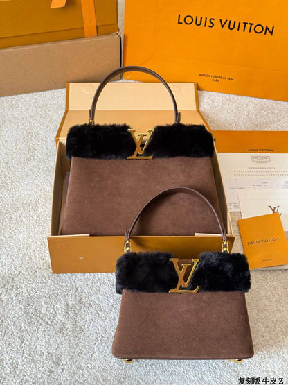 LV
with box 
🎁🎁🎁

High quality 
Small 
230 dhs❣️
Big 
240 dhs❣️

Zain175
♥️♥️♥️
