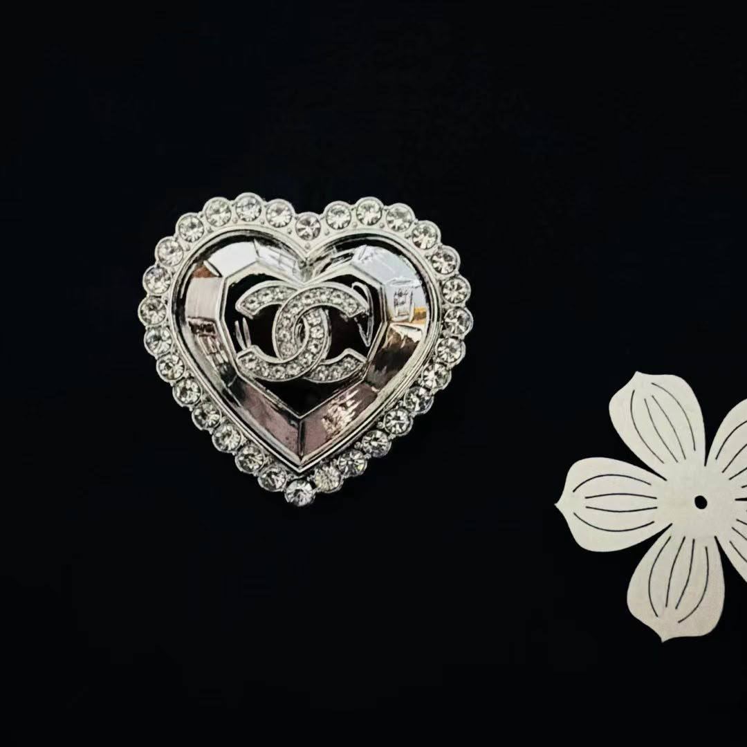 BROOCH🦋*
Good quality 🍁
With black boxes 📦 
20 dhs💓

With normal box 🗃️ 
And paper bag 🛍️
35 dhs💓

Zain216
♥️♥️♥️