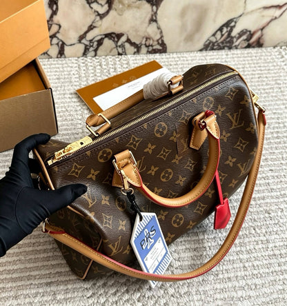 LV
 MASTER QUALITY
 WITH BOX  
260 dhs✅

Zain295
♥️♥️♥️