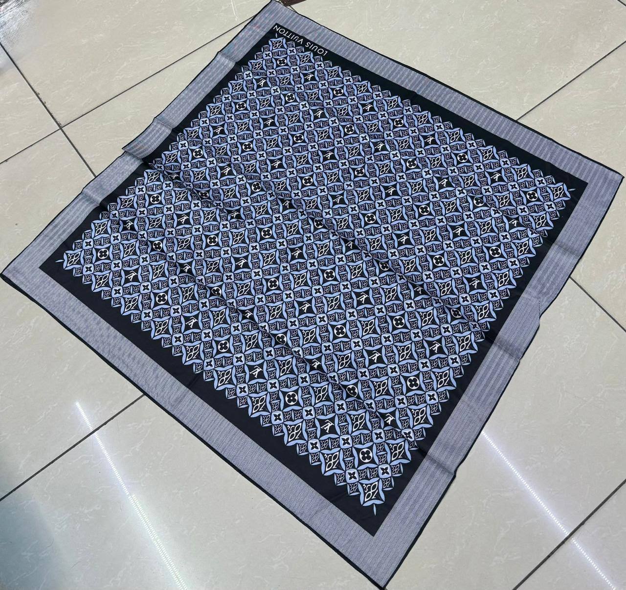 Silk square scarf 
40 dhs🇦🇪🇦🇪
Size 90*90

Zain93
♥️♥️♥️