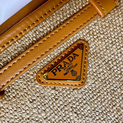 PRADA COPY ONE NEW CAME  BIG SIZE 
220 dhs🇦🇪🇦🇪

Zain295
♥️♥️♥️