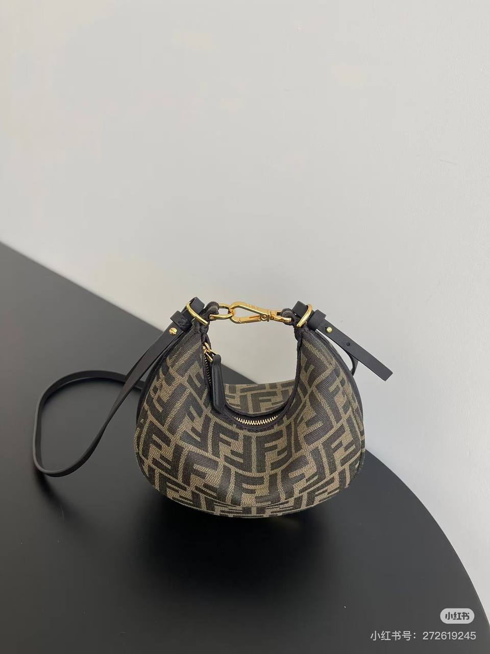 FENDI
GOOD QUALITY 
SIZE:20cm   

95 dhs🪙

withbox  
🎁🎁🎁

Zain04
♥️♥️♥️