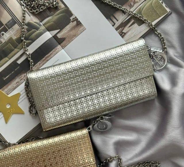 Dior

100 dhs🇦🇪🇦🇪

with box
21cm

Zain26
♥️♥️♥️