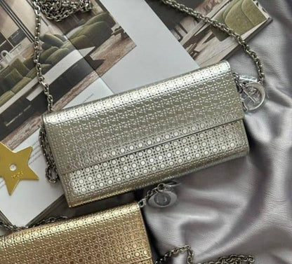 Dior

100 dhs🇦🇪🇦🇪

with box
21cm

Zain26
♥️♥️♥️