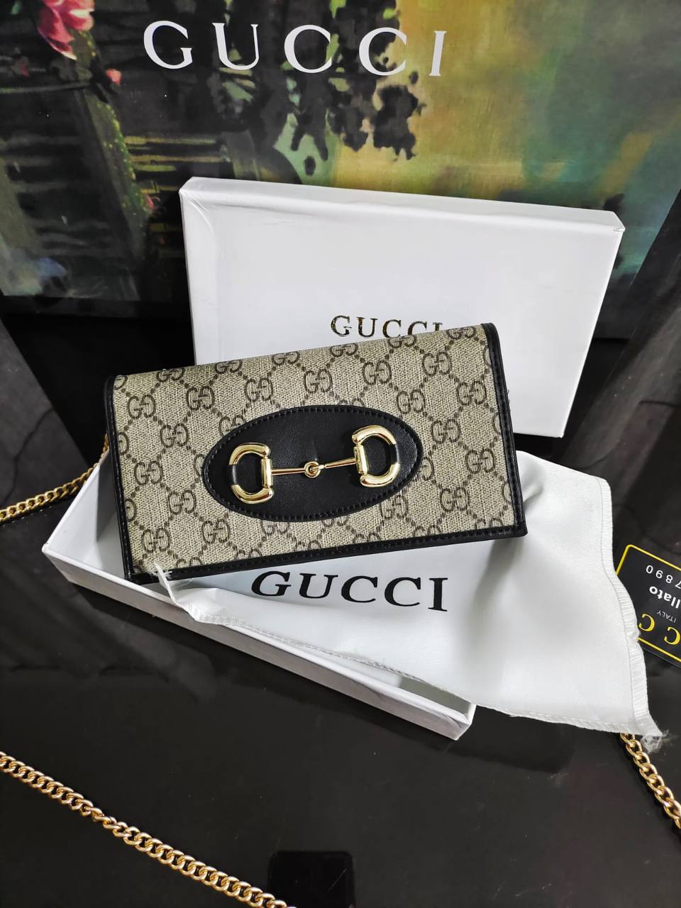 Gucci

65 dhs✅

with box
🎁🎁🎁

size 20cm

Zain26
♥️♥️♥️