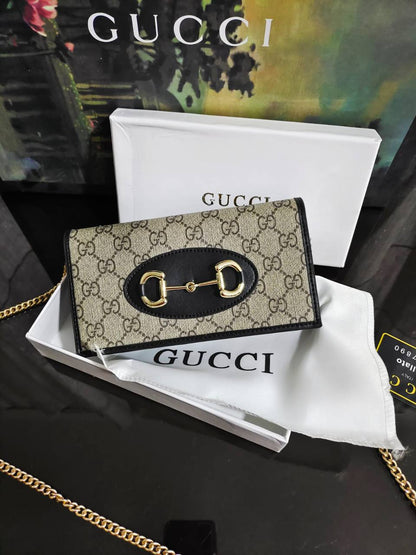 Gucci

65 dhs✅

with box
🎁🎁🎁

size 20cm

Zain26
♥️♥️♥️
