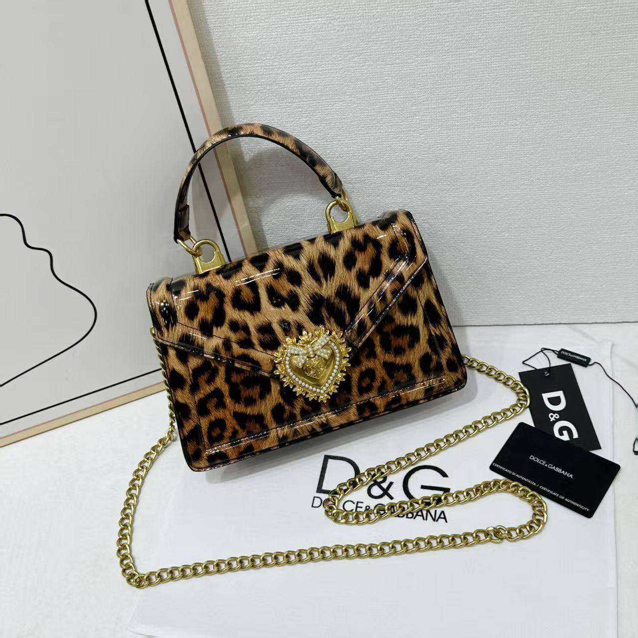 D&G
good quality 
with box 
100 dhs🇦🇪🇦🇪

Zain295
♥️♥️♥️