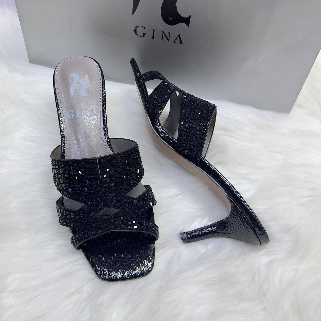 GINA 
140 dhs🇦🇪
Size 36-41 

Zain88
♥️♥️♥️