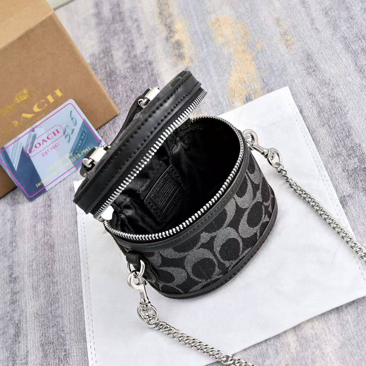 Coach
Coach 
90 dhs🇦🇪🇦🇪
with box
size 11×8.5×9cm

Zain42
♥️♥️♥️