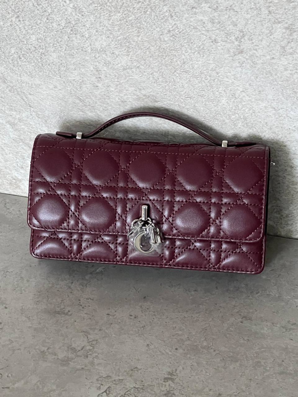 Dior 
𝐌𝐈𝐒𝐒 𝐃𝐈𝐎𝐑 𝐖𝐀𝐋𝐋𝐄𝐓 𝐎𝐍 𝐂𝐇𝐀𝐈𝐍 𝐏𝐀𝐓𝐄𝐍𝐓 𝐋𝐄𝐀𝐓𝐇𝐄𝐑 
850 dhs✅*🛍️👌

ETAG4
♥️♥️♥️