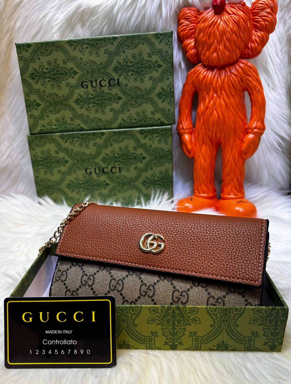Gucci
good quality, 
comes with box, 
🎁🎁🎁

size... 19*11 cm 
70 dhs❣️

Zain12
♥️♥️♥️
