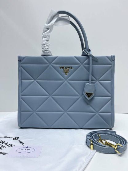 Prada 
100 dhs✅
size 37×10×29 cm

Zain213
♥️♥️♥️