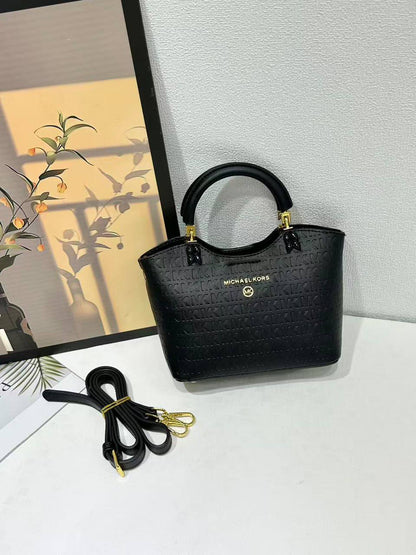 MK
100 dhs🇦🇪🇦🇪

SIZE：18cm

Good-quality 

with box
Zain35
♥️♥️♥️