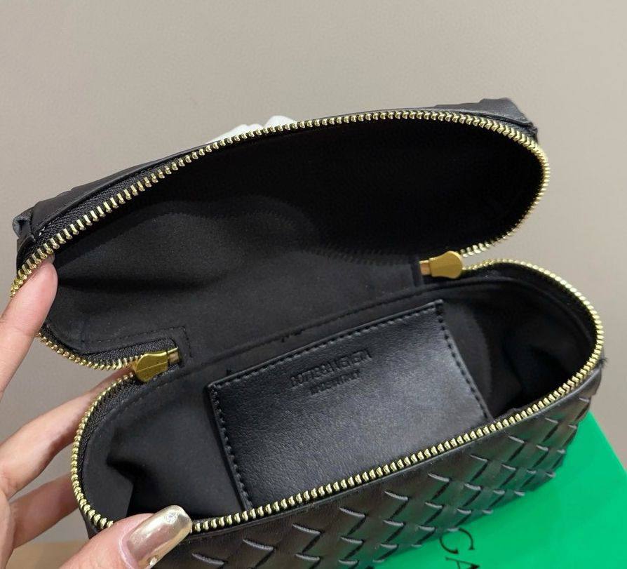 BOTTEGA 

NEW CAME 

GOOD QUALITY 

WITH BOX 

100 DHS🇦🇪🇦🇪

Zain295
♥️♥️♥️