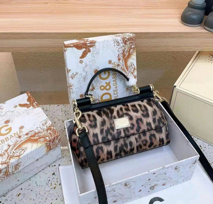 Dolce&Gabbana 

new came 
good quality 

with box 
105 dhs🇦🇪🇦🇪

Zain295
♥️♥️♥️