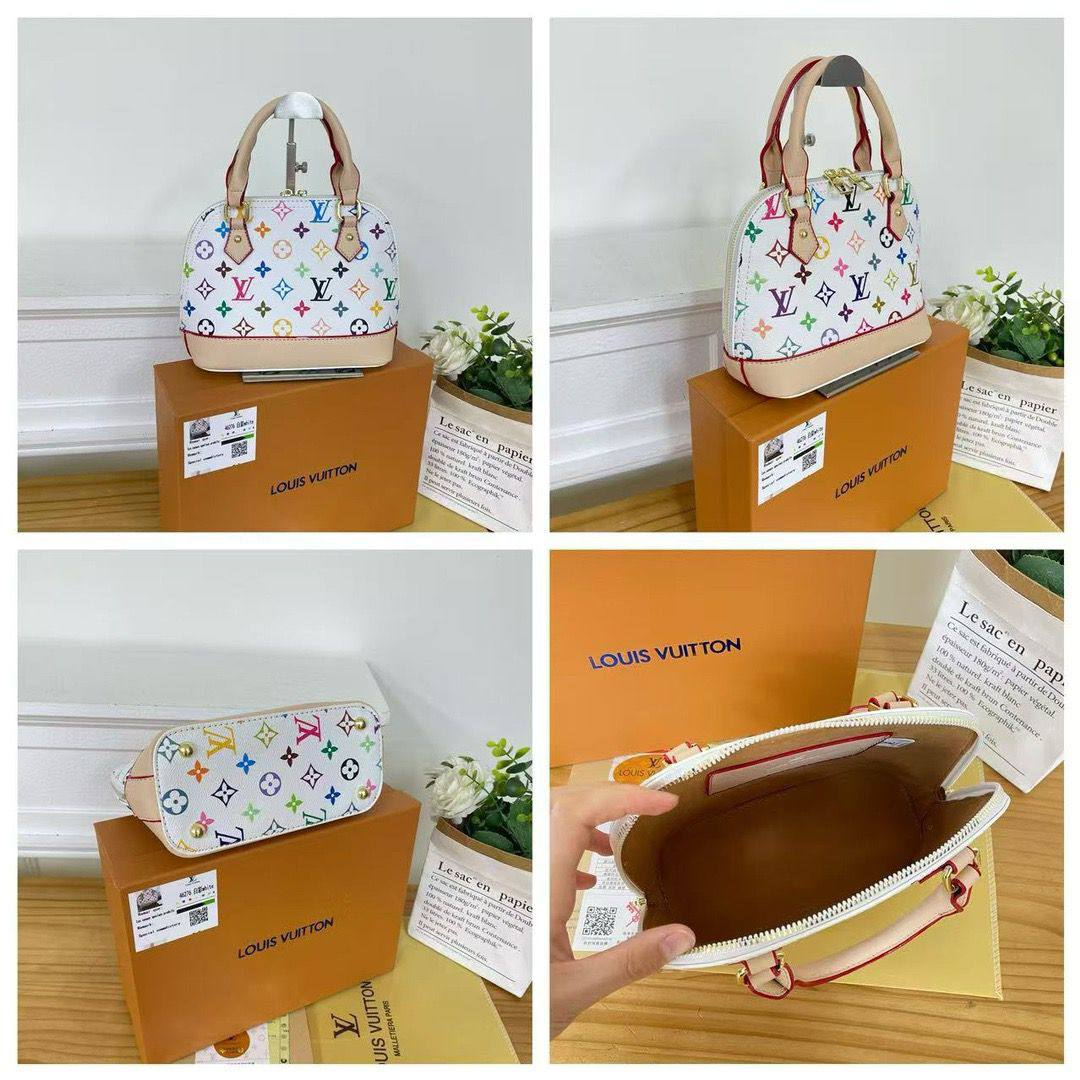LV  
Size ：23CM  
90 dhs💓

Zain04
♥️♥️♥️