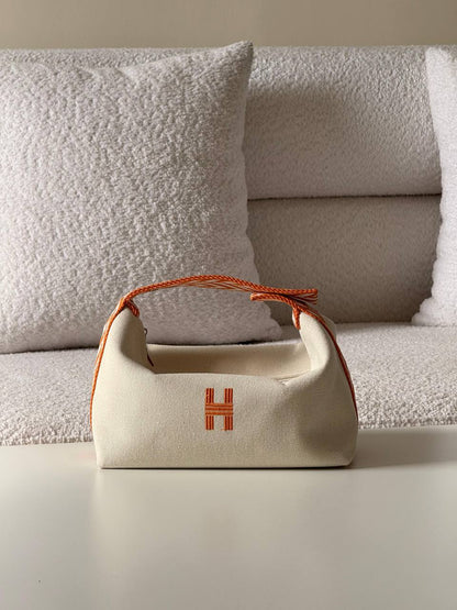 Hermes
bride a brac💕master quality😍with box❤️
320 dhs✅

Zain52
♥️♥️♥️