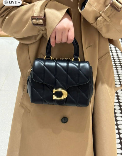 New model,
coach good quality, 
comes with box, 
🎁🎁🎁

size...20 * 16 cm 
95 dhs🪙🌨️

Zain12
♥️♥️♥️