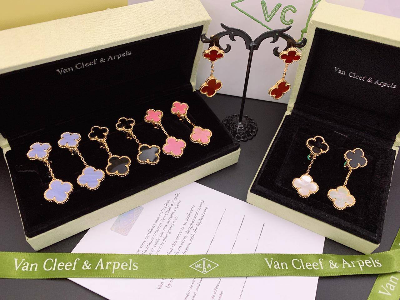Master Earring 
VCA 
65 dhs🪙💚 
WITH SMALL BOX AND PAPER BAG
🎁🎁🎁

75 dhs🪙💚 
WITH GOOD BOX AND PAPER BAG
🎁🎁🎁

Zain89
♥️♥️♥️