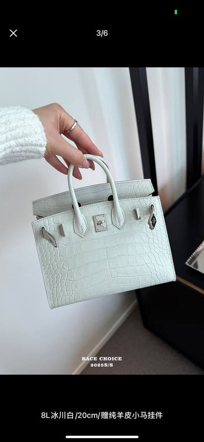 Hermes

21cm 
105 dhs🪙💕

with Box
🎁🎁🎁

Zain50
♥️♥️♥️