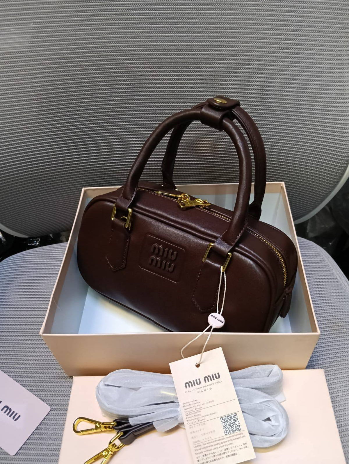 MIU MIU
100 dhs🇦🇪🇦🇪

with box

Zain26
♥️♥️♥️