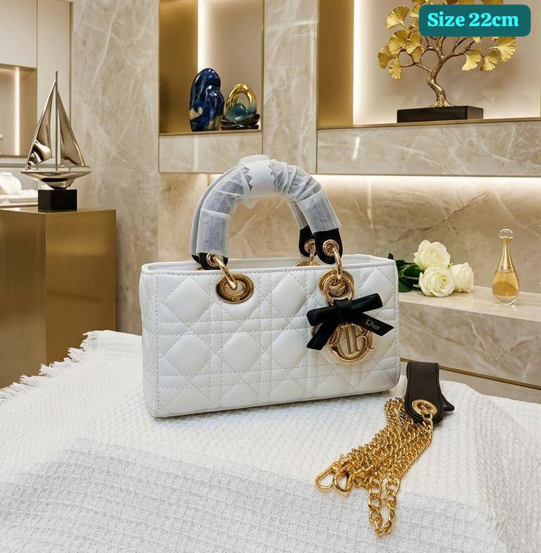 Dior
High quality
With box 
130 dhs🇦🇪🇦🇪

Zain50
♥️♥️♥️