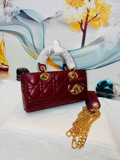 Dior
Best quality 

with box
🎁🎁🎁

155 dhs✅
size 22CM

Zain290
♥️♥️♥️
