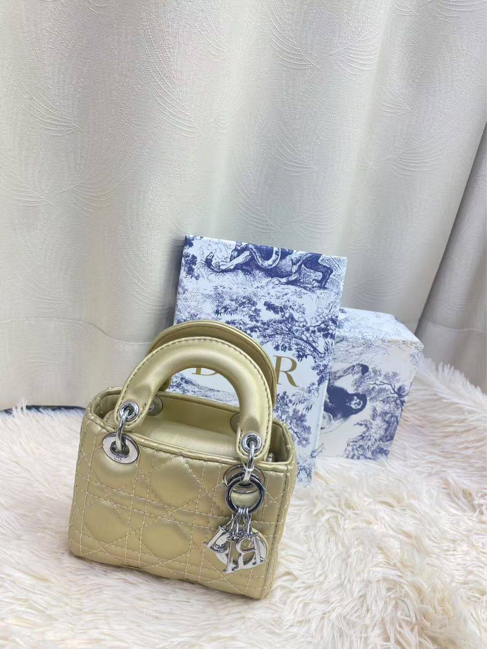 Dior 

100 dhs✅
with box
🎁🎁🎁

size 14×7×11cm

Zain42
♥️♥️♥️