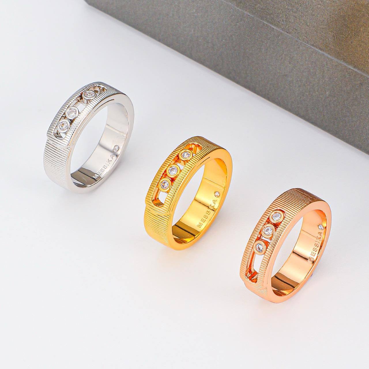 Messika 🦋*
Bangle 🌊
Ring 💍 size available 👇
6,7,8,9
With normal boxes 📦 
100 dhs🪙🌨️
With master box 🗃️ 
140 dhs🪙🌨️

Zain216
♥️♥️♥️