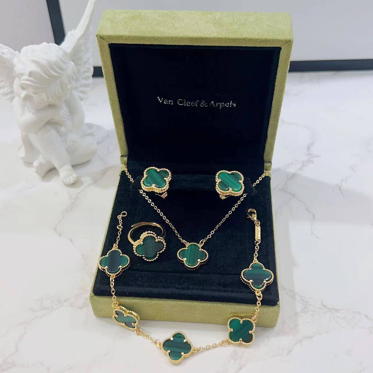 VCA SET ❤️‍🔥*
Necklace ✨
Earring 🍁
Bracelet 🦋
Ring free size 💍
Master quality 💯
With normal boxes 📦 
50 dhs❣️
With master box 🗃️ 
75 dhs❣️

Zain216
♥️♥️♥️