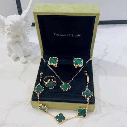 VCA SET ❤️‍🔥*
Necklace ✨
Earring 🍁
Bracelet 🦋
Ring free size 💍
Master quality 💯
With normal boxes 📦 
50 dhs❣️
With master box 🗃️ 
75 dhs❣️

Zain216
♥️♥️♥️