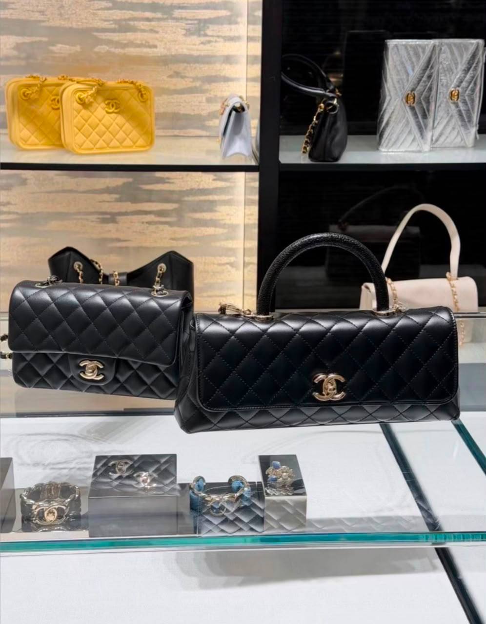 Chanel
130 dhs🇦🇪🇦🇪
size：26cm 
High-quality with box

Zain35
♥️♥️♥️