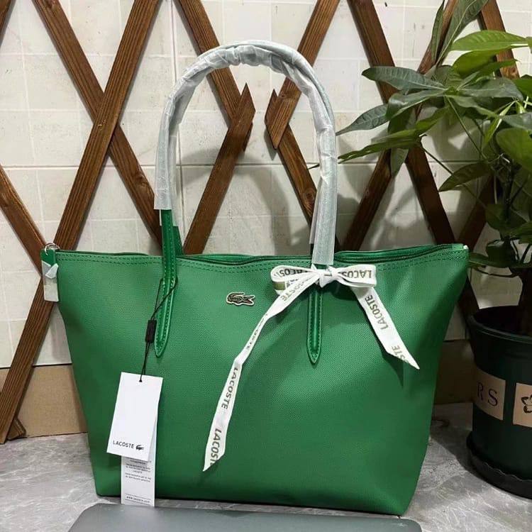 Lacoste
50 dhs✅
size 46×28×12cm

Zain42
♥️♥️♥️