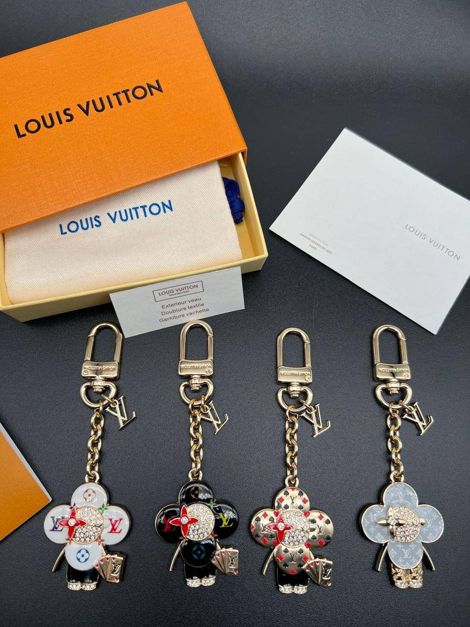 Louis Vuitton 🦋*
Key chain❤️‍🔥
Master quality 💯
With normal boxes 📦 
45 dhs🪙🌨️
With master box 🗃️ 
60 dhs🪙🌨️

Zain216
♥️♥️♥️