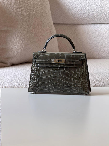 Hermes

minikelly 19cm💕

master quality😍

with box❤️
🎁🎁🎁

550 dhs❣️

Zain52
♥️♥️♥️