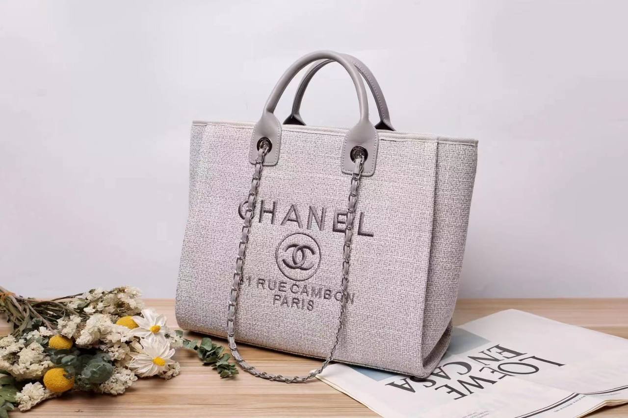 Chanel 
120 dhs✅
size 41cm

Zain161
♥️♥️♥️