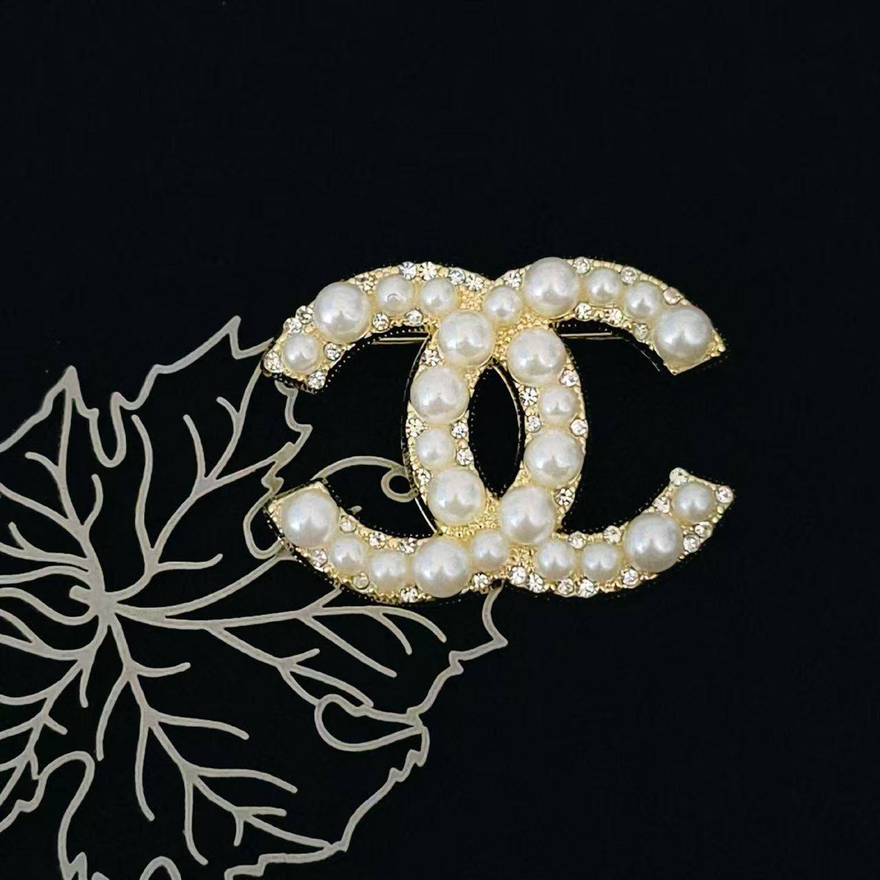 BROOCH🦋*
Good quality 🍁
With black boxes 📦 
20 dhs💓

With normal box 🗃️ 
And paper bag 🛍️
35 dhs💓

Zain216
♥️♥️♥️